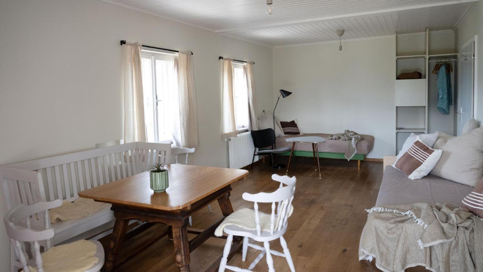 One-Bedroom Apartment with Balcony,1683500925:JPEG