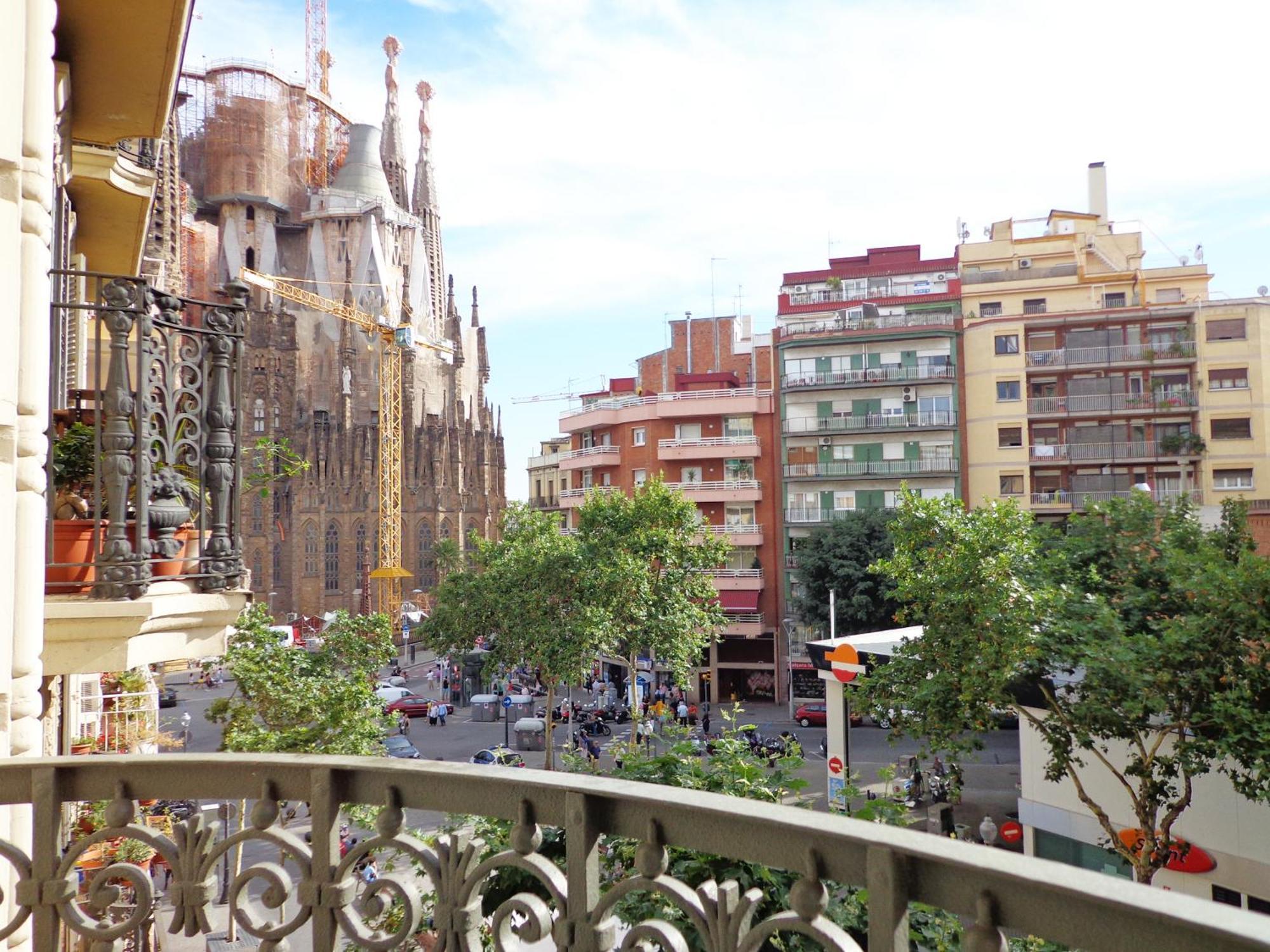 Two-Bedroom Apartment with Balcony and Sagrada Familia Views,21399159:JPEG