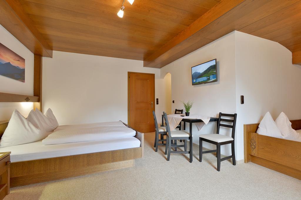 Dreibettzimmer mit Dusche