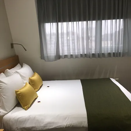Bright Modern Flat Close To Queensway-3